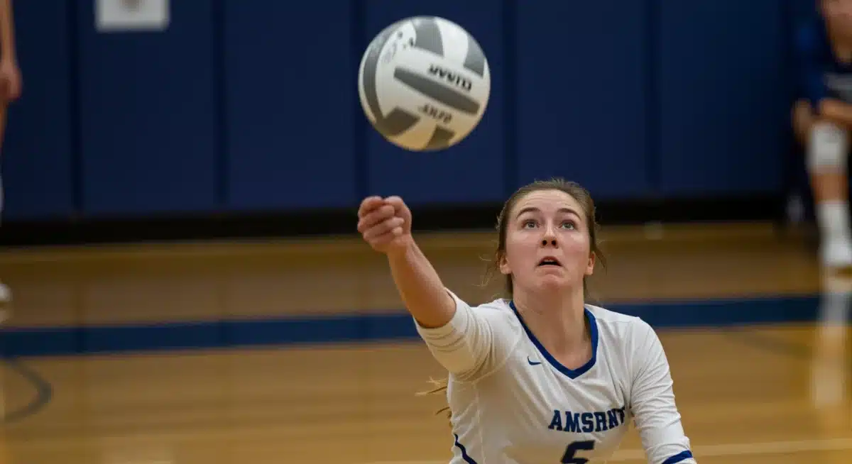 Jogadora de vôlei feminina brasileira realizando um saque potente durante um jogo, demonstrando técnica e concentração.