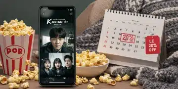 Pessoa assistindo K-Drama no celular com pipoca e calendário marcando dezembro de 2026 com 20% de desconto