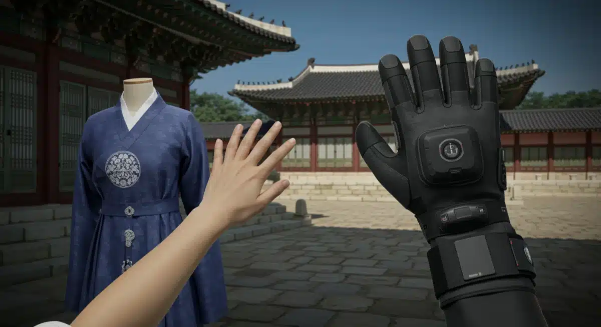 Mão com luva háptica tocando virtualmente um traje de K-Drama em cenário de palácio coreano.