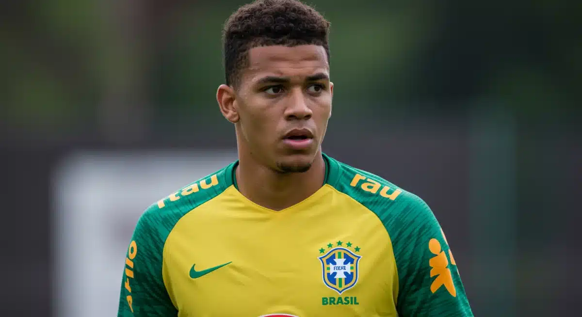 Jogador jovem brasileiro demonstrando habilidade e foco em campo.